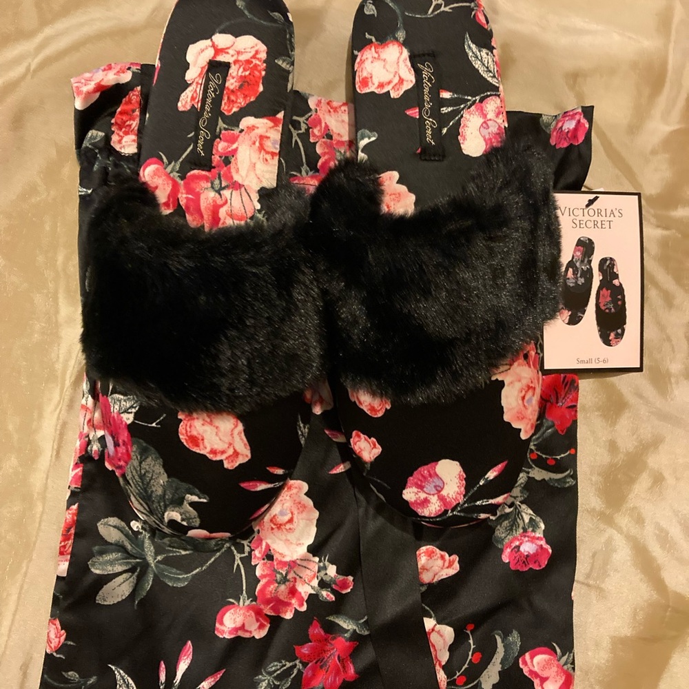 NWT VICTORIA Secret house slippers, size S 6/7